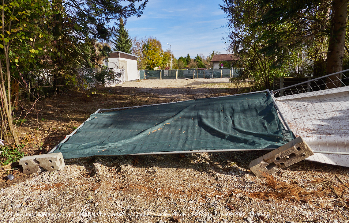 09.11.2022 - Abriss einer Villa am Hugo-Lang-Bogen 13 in Neuperlach-Trudering